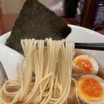 酒肴場 屯 - 三河屋製麺の低加水細ストレート麺はパツンと歯切れの良い仕上がり