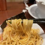 酒肴場 屯 - 源たれと卵黄を纏った麺は濃厚美味