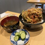 Nadai Kakiage Don Hanjitsuya - かき揚げ丼と、味噌汁、お漬物