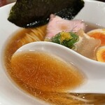 酒肴場 屯 - しっかり深い煮干しの旨みとまろやかなカエシが絶妙にバランスしたニボスープ