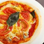 Il pozzo - バジルとトマトのピザ　1,200円