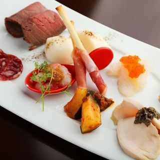 A plate of carefully selected ingredients such as Kyoto vegetables and branded chicken!