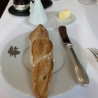 ドミニク・ブシェ トーキョー - 端っこが香ばしくて美味しい！もちろん真ん中も柔らかくて、料理に合うシンプルな美味しさだったけど、端の方が好み。