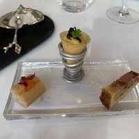 ドミニク・ブシェ トーキョー - プティ・サレ。お供はシャンパーニュ。夏にいいよね（冬でも飲むけど）。左はホタテ、中はとうもろこしのムース、右は豚のパティ（多分）。左と中のパリパリした食感が面白かった。