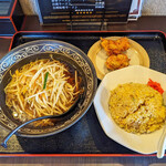 中華料理 佰吉 - 料理写真:日替ランチＢ 麺大盛り　今日はにらもやしラーメンでした
