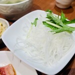 焼肉冷麺やまなか家 - 焼肉ライスセットのサラダは大根サラダ