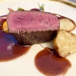 スープとカレー ボンジョルネ - ●ヴィアンド（肉のメイン）
      北海道エゾ鹿ロースのポワレ　ポワブラードソース・人参ピュレ
      ジャガイモ・姫人参・姫大根