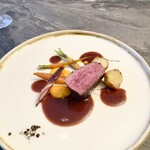 スープとカレー ボンジョルネ - ●ヴィアンド（肉のメイン）
      北海道エゾ鹿ロースのポワレ　ポワブラードソース・人参ピュレ
      ジャガイモ・姫人参・姫大根