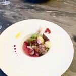 スープとカレー ボンジョルネ - ●前菜
      真鯛のマリネとパプリカのムース・紫蘇ジュレのジャン・ド・フルール
      とうもろこし・マイクロきゅうり・ズッキーニ・パプリカ等