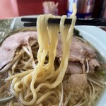 Ramen Shoppu - 麺は軽くちぢれた中太麺