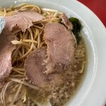 Ramen Shoppu - ラーショといえば「ネギ」シャキシャキの白髪ネギが盛られています。