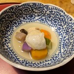 粟 - 温かいお椀。野菜の彩りが綺麗。