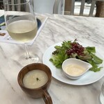 TASTY PLACE THE DINING - ワインとスーパーベジプレートのサラダとスープ