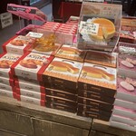 鬼平江戸処 - コレが…そのチーズケーキ
                                
                                ううむ…ありふれた感じであるが…
                                
                                羽生チーズファクトリーから直送される限定品。
                                
                                ナチュラルチーズを使ったケーキ　香りが良い。
