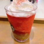 STARBUCKS COFFEE - GABURIスイカフラペチーノ　スイカ果汁入りの赤いフラペチーノの底にはドラゴンフルーツ、パッションフルーツ、キウイフルーツの果肉も