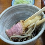 Teuchi Soba Kosuge - 鴨肉と葱を蕎麦に絡めて