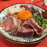 肉鍋 亀田 - 生ホルモンユッケ/豚タン・ミノ・牛センマイ・豚ハツ・牛ツラミ(968円)