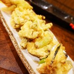 OKIRAKU - にんにくの芽と鶏肉のかき揚げ