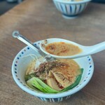 Nana shi - ラー油を入れる前のスープ