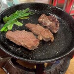 肉鍋 亀田 - お通しのサガリ焼けたよ～♡