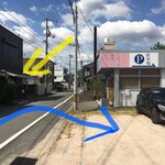 三日月堂珈琲 - 黄線が同店 青線が専用駐車場で 看板もあり