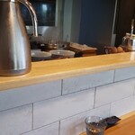 らーめん かねかつ - カウンター越しからの手打ち麺をガン見