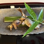 山玄茶 - 蓼の葉を齧りながら鮎をいだく！この上ない贅沢ですね。焼き加減も絶妙です。