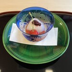 山玄茶 - 大将が構成から考えて手作りする季節の果物を使ったデザート。①洋・トマトのコンポート。佐藤錦の存在感とトマトとレモンジュレの酸味がゆるやかに溶け合い、桑の実のジャムが全体を引き締めます。涼やか♡