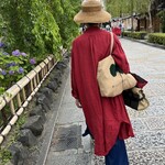 山玄茶 - 真っ赤なロングシャツを着て祇園の石畳を颯爽と歩く千さん。いつも姿勢が美しい人。体調優れない日が続く中、お会いできて嬉しかったです。