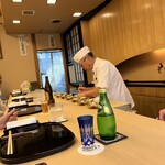 山玄茶 - 奥と2階にお座敷もございますが、大将の繊細な所作を拝見できますカウンター席が醍醐味です！