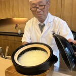 山玄茶 - ご飯が炊けましたよ〜と増田大将。しっかり蟹の穴も出来ています(*´ч`*)