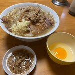 もみじ屋 - ラーメン950円（ニンニクアブラ）＋生卵100円