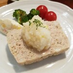 キッチン ブルー グローブ - 挽肉と長芋のテリーヌのアップ