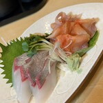 SASAMARU - シマアジと赤貝。大箱の居酒屋をはるかにしのぐ質。名の通る鮨屋みたい・・・