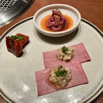 焼肉ホルモンうしごろ - 刺し3 種盛り：タン刺し 上ミノ刺し ハツ・ユッケ