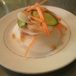 セットの大根ときゅうりのサラダ、オリジナルのドレッシングで