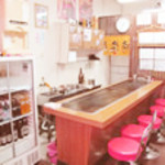 Bonta - お店はカウンター席5名様、テーブル席4名様、6名様と少人数のお客様が気軽にお立ち寄りいただける昭和の匂いが残る店でございます。