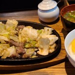 ナカノターナーズ - スタミナ鉄板【並】(税込800円)
            ①スタミナ鉄板②白ご飯③お味噌汁 
            過去に何度か訪問していてお肉の硬さは想定していましたが、やっぱり硬いです(^_^;)