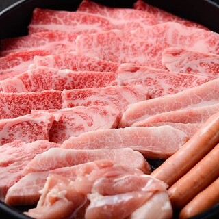 We purchase a whole head of high-quality Japanese black beef of A4 rank or higher and deliver it to you.