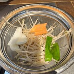 ジンギスカン羊羊亭 - この野菜はおかわりできます。油の染みたもやしがまぁ美味い事。