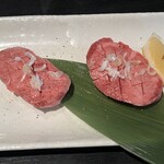 焼肉せんりゅう - 厚切り特上タン塩　　タン元