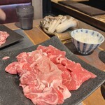 ジンギスカン羊羊亭 - 3種盛りで左からラムロース、豚、牛の薄切り三兄弟。薄切りは鍋にくっつく。奥に控えるはキノコ盛り。