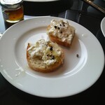 ZEN LOUNGE - チーズとオリーブオイル、胡椒、最高です