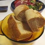 サラマンジェ ドゥ カジノ - パン：フランスパンと 全粒粉のパン。