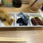 Nakano - お通し。左から白身魚の揚げ物、ナス漬物、タコの出汁煮（甘くない）。どれも絶品、、！