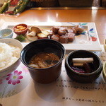 神戸ビーフステーキ 良光 - ランチにはお味噌汁やお漬物もつくよ！