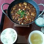 中国料理 シルクロード - 麻婆豆腐（通常の辛さ）が鉄鍋で