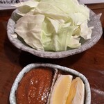 炭火焼鳥 やきくら - そのまんまキャベツ。数多ある焼き鳥屋(特に九州系)でお通し含めて供されるキャベツ。皆さん、次回は注目して下さい。ここにきっちりこだわりを持ってるお店が本物なんだって。