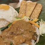 MART PLUS - 温野菜ピーナッツソースがけとインドネシアの揚げ納豆、揚げ豆腐