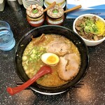 京都ラーメン研究所 - 美味しいラーメン
和風豚骨ラーメンとチャーシュー丼